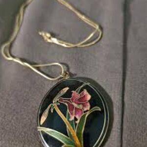Elegant Floral Pendant Necklace